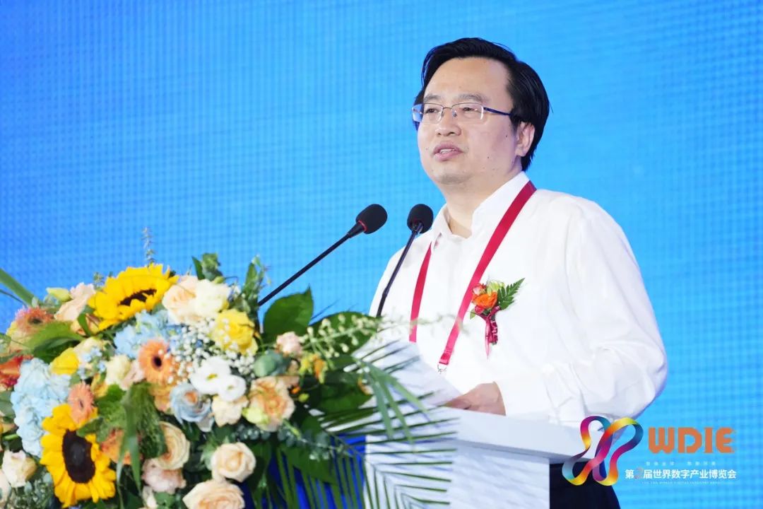河南省工业和信息化厅副厅长  田海涛致辞并宣布开幕